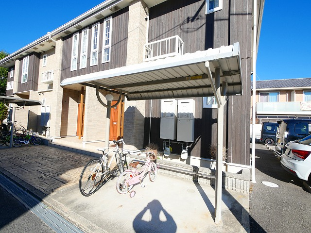 フォルシュの外観パース|屋根付き駐輪場です