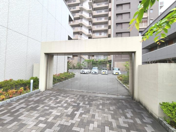 堺市西区浜寺石津町中２丁の賃貸マンションのエントランス|駐車場パイプシャッター