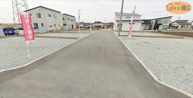 高砂市荒井町小松原4丁目（全8区画）8号地 土地の前面道路含む現地写真|前面道路は広々としておりますので、お車の運転が苦手な方でも安心ですね。