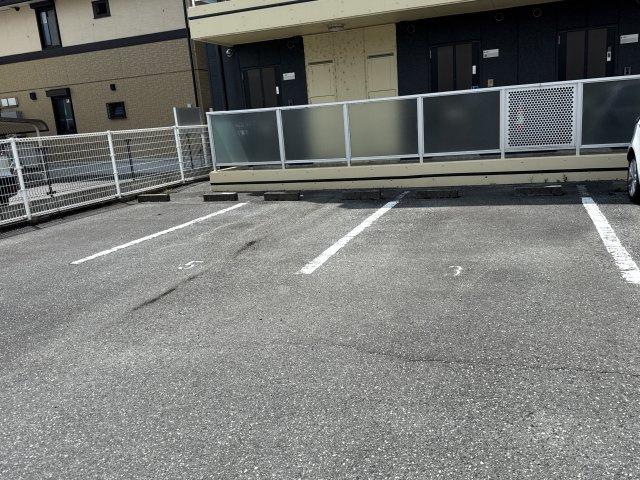雅ガーデンハイツNの駐車場