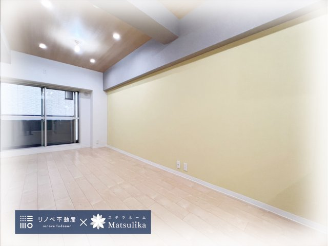 進和江坂アーバンライフの居間・リビング|アクセントクロスが可愛らしいリビングです