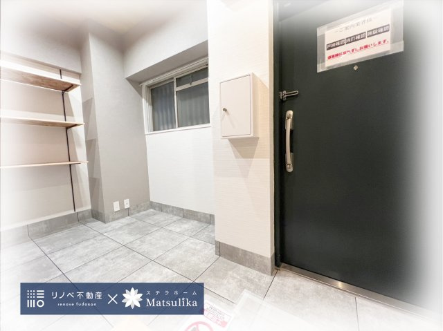 進和江坂アーバンライフの玄関|窓付き玄関です