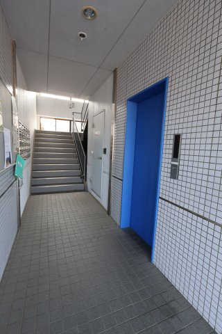 クレスト本町のエントランス