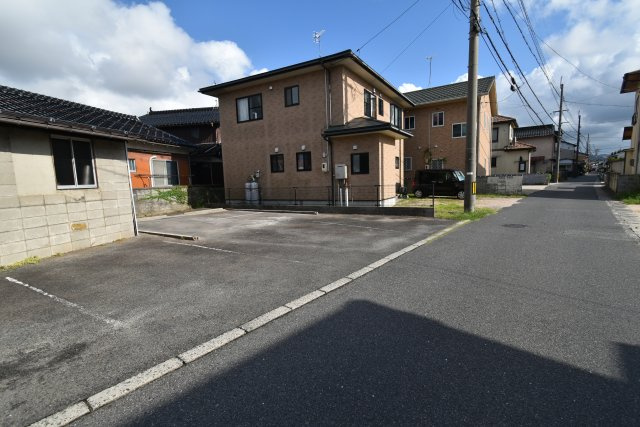 【外観】 | 福本駐車場 | ガレージ前側も駐車可能です（縦列2台分）