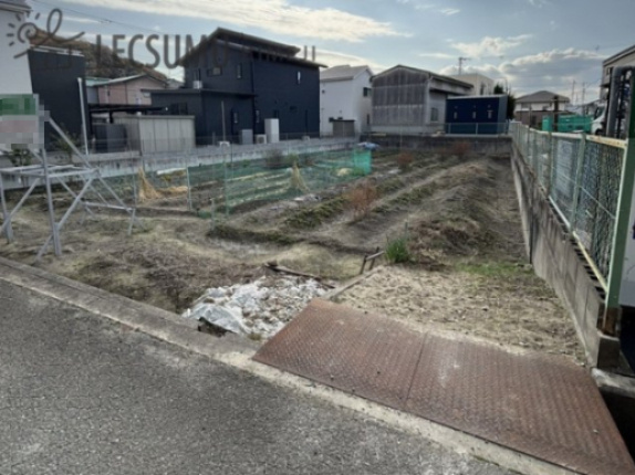 姫路市広畑区蒲田5丁目／売土地の前面道路含む現地写真