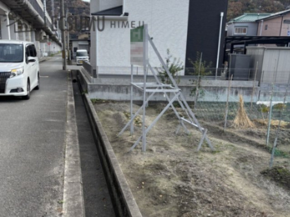 姫路市広畑区蒲田5丁目／売土地の前面道路含む現地写真