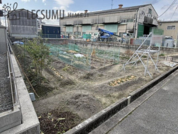 姫路市広畑区蒲田5丁目／売土地の前面道路含む現地写真