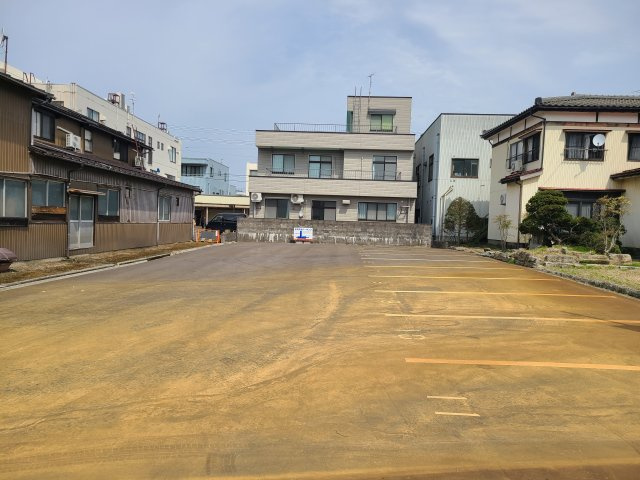 見附市本町２丁目の駐車場の外観