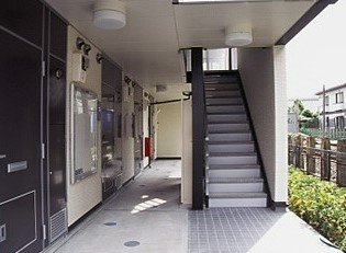 レオパレスタスコのエントランス
