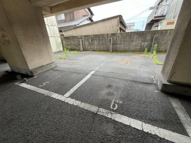 コンフォート　ヴィアーレの駐車場