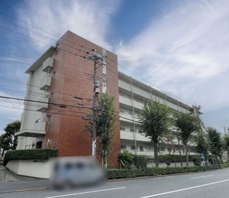【外観】 | 道路沿いのマンションですが、お部屋のリビング・バルコニー等は反対側（南側）に面しております。