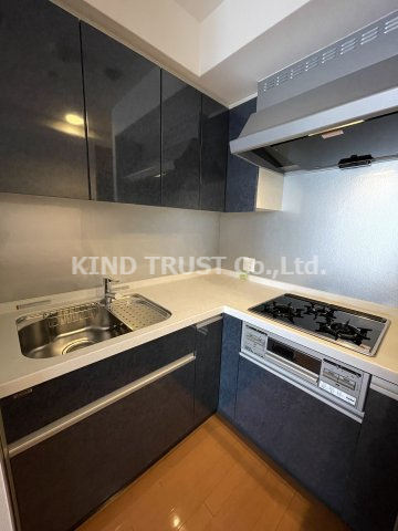 リーガル西天満Ⅲのキッチン|コンパクトなキッチンで掃除もラクラク