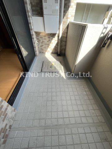 リーガル西天満Ⅲのバルコニー|暖かな日差しのふりそそぐバルコニー