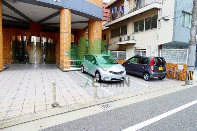 ロマネスク博多駅前の駐車場