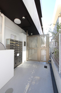 建物入口付近