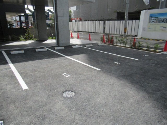 ルークレジデンスNUEVEの駐車場