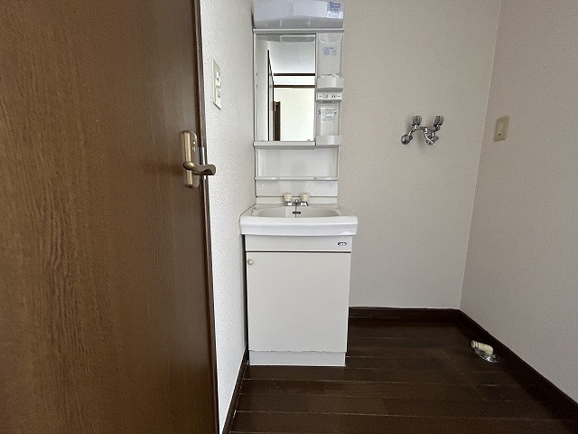 シティハイム種崎の独立洗面台|独立洗面台、小物を置くことができて便利です
※間取り反転の場合あり