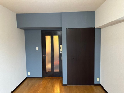 【居間・リビング】 | エルピス高宮駅前 | 別号室の写真になります。現況優先。