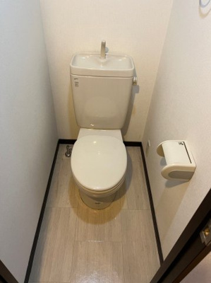 【トイレ】 | エルピス高宮駅前 | 別号室の写真になります。現況優先。