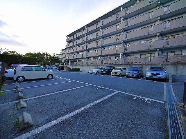 グランドパレス学園前の駐車場|駐車場完備です