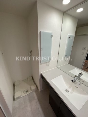 LaSante　梅田北（旧オリーブコート）の洗面所|明るい洗面所です