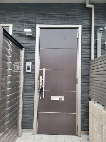 シャーメゾン オーヴェストのエントランス|玄関キーはWロックで安心です。
