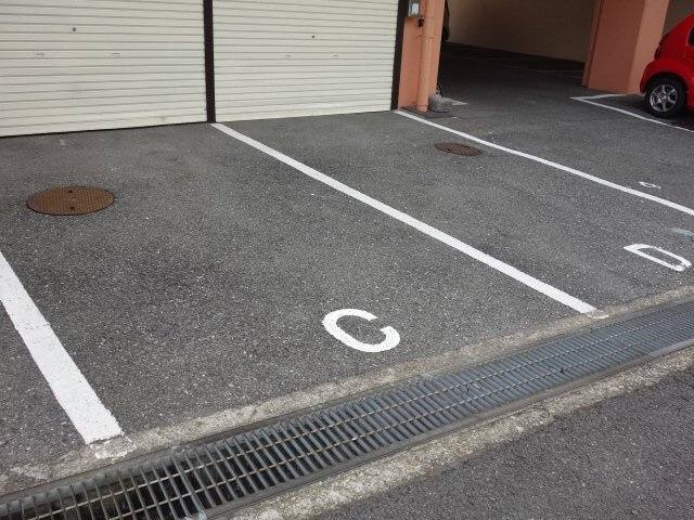 アムール本多聞の駐車場