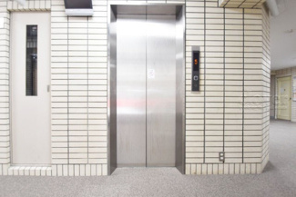 【その他共用部分】 | 無いと困ってしまう設備の筆頭がエレベーター。定期的なメンテナンスが必要な大型機械です。よく整備されていることをご確認ください。～即日のご見学可能～　お問合せはお気軽にどうぞ。