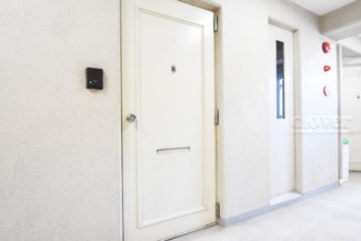 【その他共用部分】 | 皆様をお迎えする、お部屋の玄関ドア。開けやすさや開放角度、ドアノブの操作しやすさや鍵の形状などを、現地で一度ご確認ください。～即日のご見学可能～　お問合せはお気軽にどうぞ。