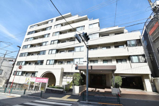 【外観】 | 手入れの行き届いた外壁やエントランスなど、「見ればわかる」レベルで清潔感を保ったマンションです。築年数を感じさせない姿で皆様をお出迎えします。～即日のご見学可能～　お問合せはお気軽にどうぞ。