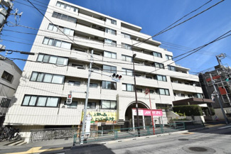 【外観】 | 青空によく映える建物です。手入れの行き届いた外壁やマンション正面エントランスなど、綺麗な姿をぜひ一度、現地にてご覧ください。～即日のご見学可能～　お問合せはお気軽にどうぞ。