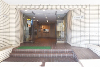 【エントランス】 | マンションの正面エントランス。出入りする人間を癒してくれるマンション入り口であり、その建物の「顔」でもあります。～即日のご見学可能～　お問合せはお気軽にどうぞ。