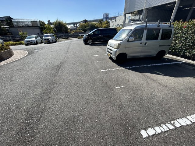 ソフィアコートB棟の駐車場
