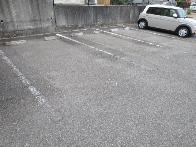 ローテローゼ恵比須の駐車場