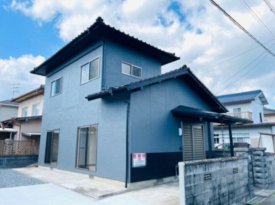 西宮市4丁目　中古戸建　【行橋市　中古戸建】の外観|青みが渋くクールな外観！【行橋市　中古戸建】