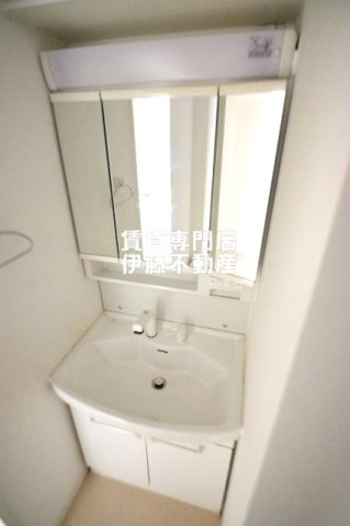 ペル・マアトの洗面所|三面鏡付独立洗髪洗面化粧台