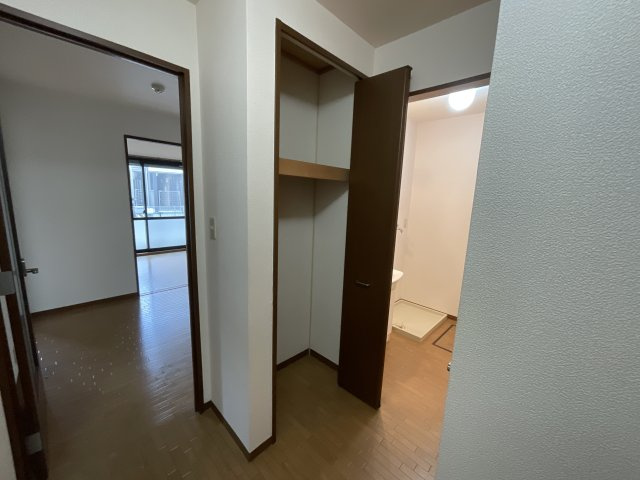 【内装】 | ボナール北六甲 | 廊下の収納です