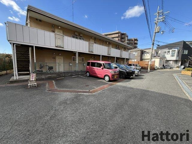 ハイツ西泉の駐車場