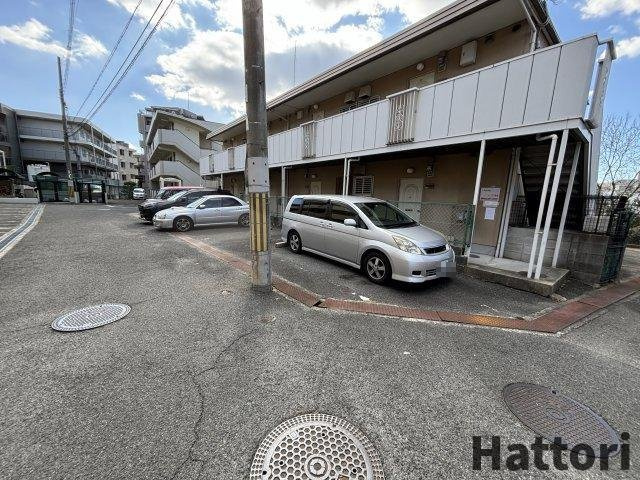ハイツ西泉の駐車場