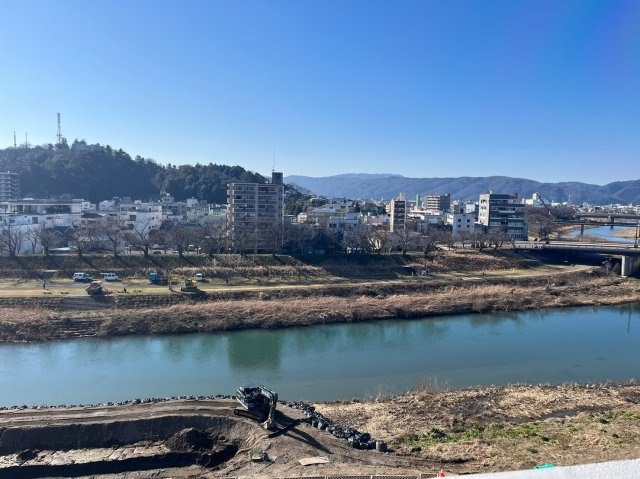 福井グランドハイツの展望|目の前には足羽川。春先には桜が満開に咲き、花見が可能です。