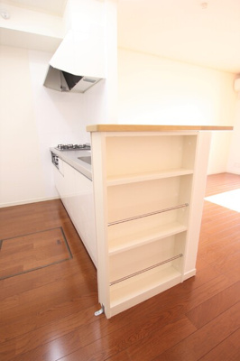 キッチン横に棚あり