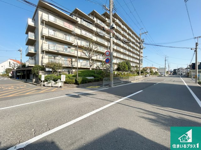 伊丹春日丘アーバンコンフォートＡ棟の現況写真|車通りの少ない前面道路！