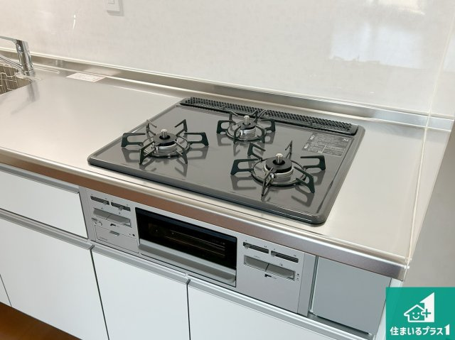 伊丹春日丘アーバンコンフォートＡ棟の設備|同時進行で使える３口ガスコンロ！