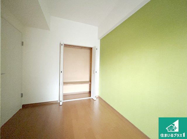 伊丹春日丘アーバンコンフォートＡ棟の洋室|収納スペースをしっかり確保した洋室！