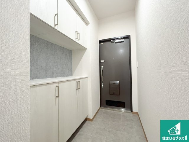 伊丹春日丘アーバンコンフォートＡ棟の玄関|たくさん収納できるシューズボックス付！