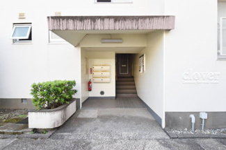 【エントランス】 | お客様を、そして住人を出迎えてくれるマンションのエントランス。ゴミが落ちていないことからも、管理状態の良さや住民の節度の高さが見て取れます。～即日のご見学可能～　お問合せはお気軽にどうぞ。