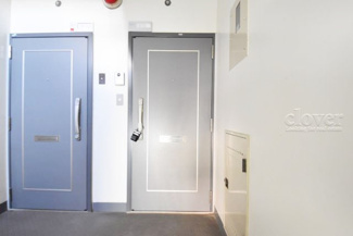 【その他共用部分】 | 皆様をお迎えする、お部屋の玄関ドア。開けやすさや開放角度、ドアノブの操作しやすさや鍵の形状などを、現地で一度ご確認ください。～即日のご見学可能～　お問合せはお気軽にどうぞ。