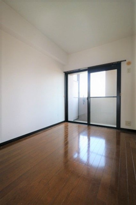 【居間・リビング】 | ピュアドーム高宮ロイヤルズ | 別号室の写真になります。現況優先。