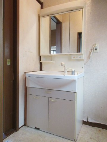 福生市熊川　中古戸建の独立洗面台|身だしなみを整えやすく、収納たっぷりの三面鏡付洗面化粧台☆