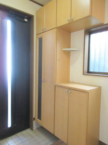 福生市熊川　中古戸建の玄関|収納たっぷりのシューズボックス。